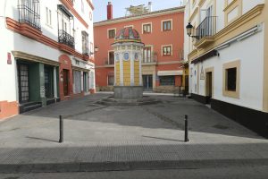 A charming historic fountain in the quiet plaza of El Puerto de Santa María, Andalucía.
