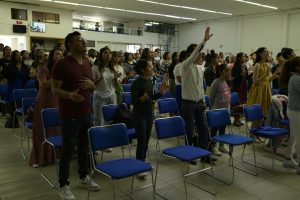 A diverse group of people participating in a worship event in Ciudad de México, CDMX.