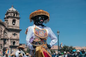 Vibrant cultural dance performance during a traditional festival in Písac, Perú.
