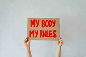 Empowering message on protest sign with text 'MY BODY MY RULES.'