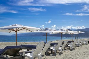 Relaxing beach scene with white umbrellas and chairs in Puerto Cabello, Venezuela.