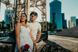 A couple enjoying a sunny day near urban landmarks in Buenos Aires, Argentina.