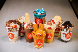 Vibrant dessert cups with strawberries, cookies, and chocolate from Soy Fresa, Puebla.