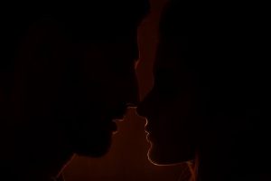 Silhouette of a couple in a romantic and intimate moment, highlighting love and connection.